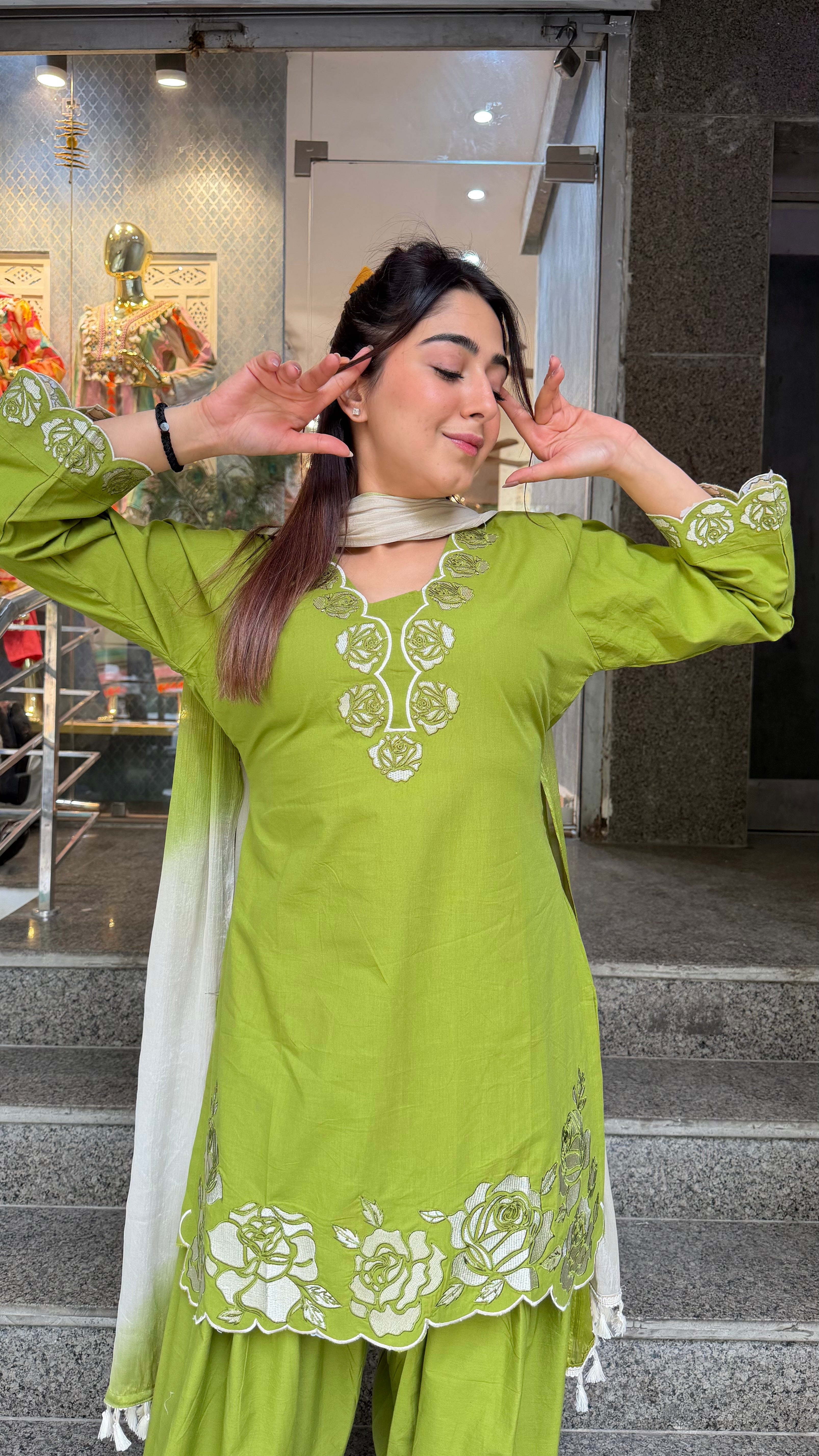 The Pushpa Farshi Set
