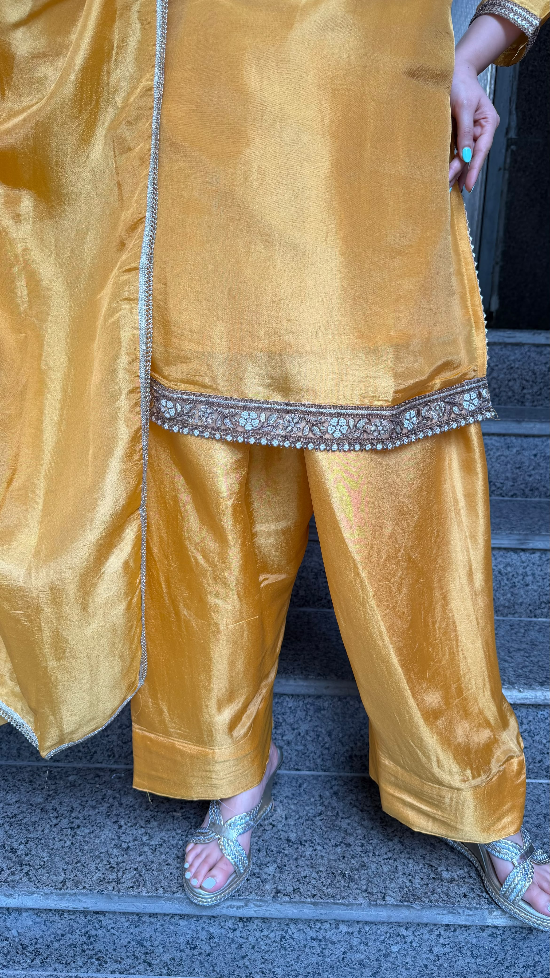 THE MANDAKINI FARSHI SET